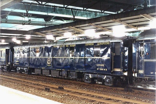 ozayo1965's tweet photo. 何度か使った画像なのに思いもよらぬ反応を頂いたので、熱田駅で撮った他の車両もUPします
①1286M  荷物車。監視用の窓は建築限界に引っかかったので、似た窓を製作して取り付けました
②3554  食堂車
③4164E  バーサロンカー　夢空間に影響？
④3551  A寝台車
#オリエントエクスプレス https://t.co/XYuHRIrAQr