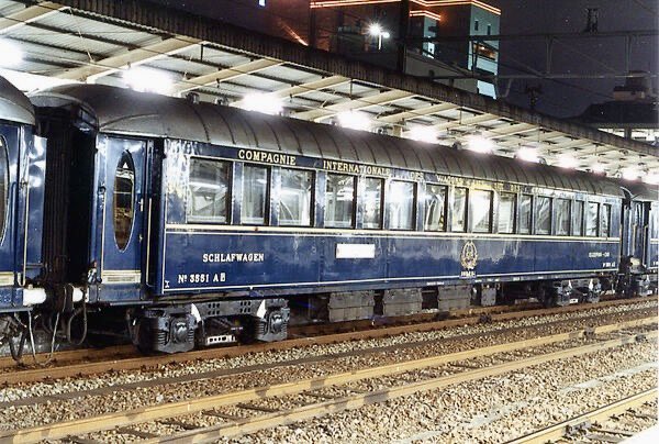 ozayo1965's tweet photo. 何度か使った画像なのに思いもよらぬ反応を頂いたので、熱田駅で撮った他の車両もUPします
①1286M  荷物車。監視用の窓は建築限界に引っかかったので、似た窓を製作して取り付けました
②3554  食堂車
③4164E  バーサロンカー　夢空間に影響？
④3551  A寝台車
#オリエントエクスプレス https://t.co/XYuHRIrAQr