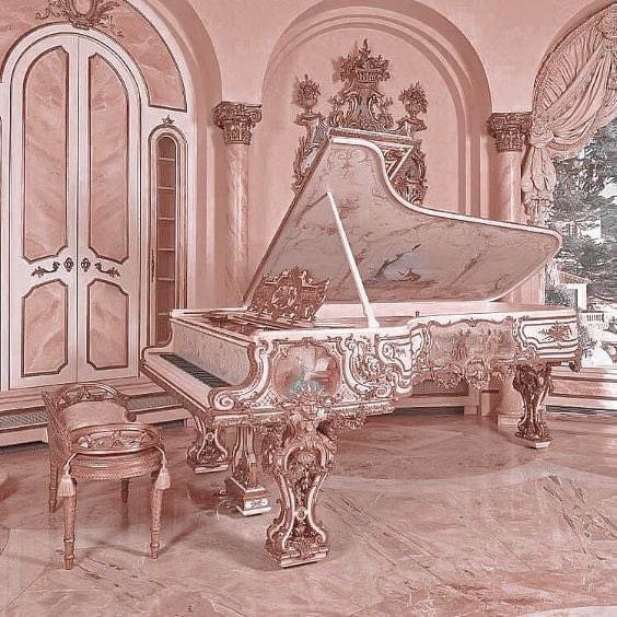 Conoce a todos, sabe todo y no hay recién llegado que escape de sus redes. Colette Fontaine domina los secretos de la corte con un arte digno de una estratega… aunque su reputación no siempre la acompaña.

“En un mundo de intrigas, Colette es la pieza clave del juego.”