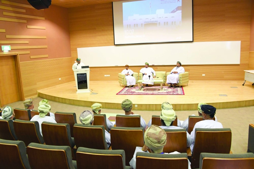 مناقشة تمكين القطاع الصناعي في محافظة ظفار 

#ظفار_الاعلامية
#الوطن_نعمة