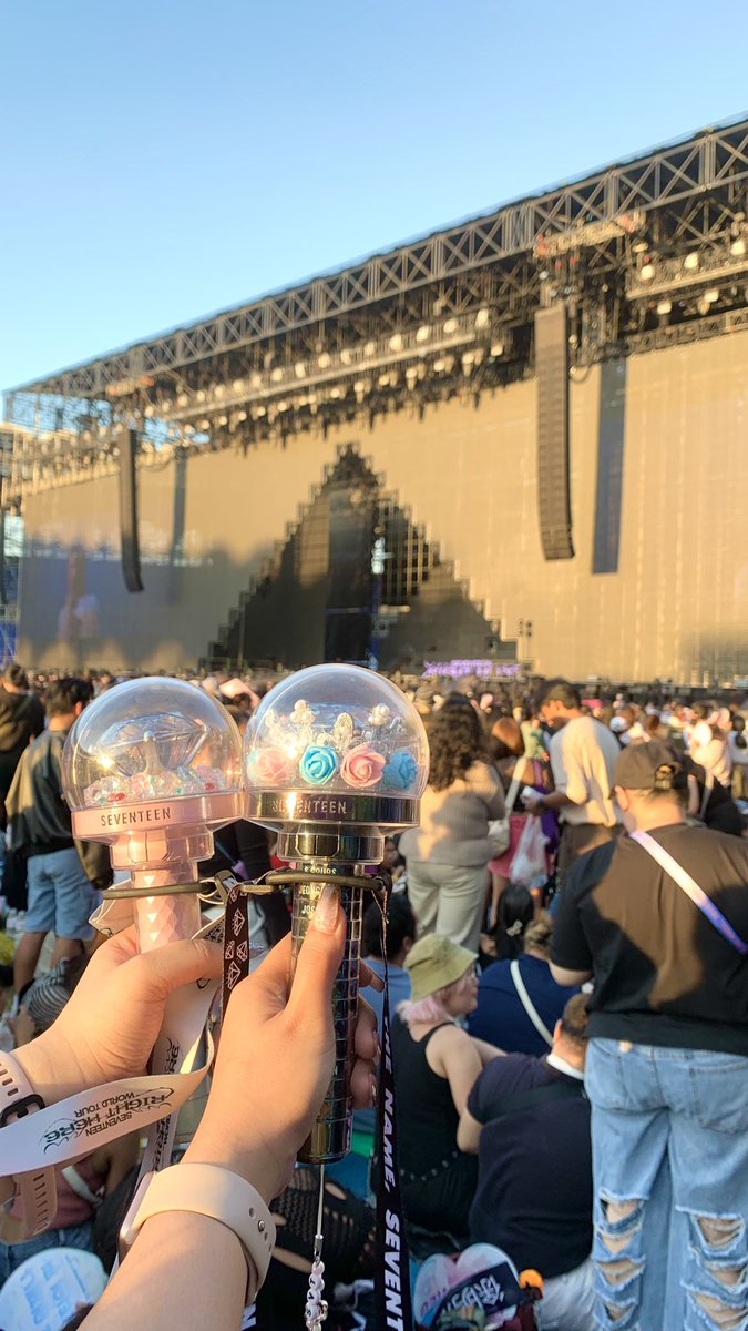 ___saru92's tweet photo. thank you so much my seventeen! @pledis_17 it was so fun, see you soon again &amp; again 🥺🩷🩵

#SVT_RIGHT_HERE_IN_BULACAN https://t.co/krVCPpa5fl