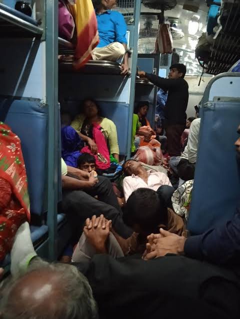 DaalaanOfficial's tweet photo. #100DaysBihar : Day 1 / Part 3 
मुजफ्फरपुर के ब्रजेश कुमार फेसबुक दालान ब्लॉग फैंस पेज पर कमेंट में  लिखते हैं की जब बिहारी झोला उठा के ट्रेन पकड़ता है तो सहयात्री से जाति और धर्म नहीं पूछता है बल्कि एक दूसरे की आंखों को झांक पलायन का दर्द महसूस करता है . 

बिहार के अंदर के तमाम वाद के साथ साथ ‘बिहारवाद और विकासवाद’ की भी अत्यंत जरूरत है . 

सहयोग किज़िये 🙏 रिट्वीट कीज़िये 🙏 

#Bihar #Bihari #NonResidentBihari #बिहार