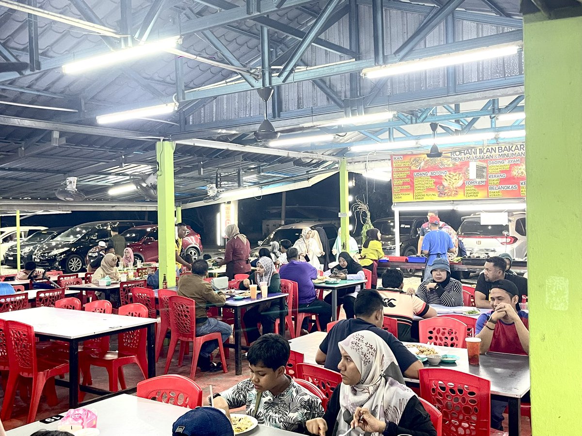 enriquedanny's tweet photo. Sesiapa yang datang ke #Perlis hampa kena mai rasa kat kedai #Rohani2ikanbakar #KualaPerlis #sebelahIKBN https://t.co/yGt9j8Fc2b