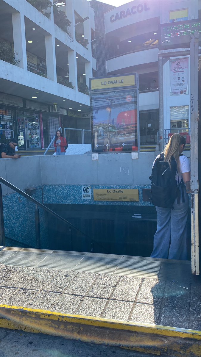 yoongitarius's tweet photo. @metrodesantiago estación lo ovalle sin funcionamiento! Pésima su información https://t.co/tCuPcA3Frj