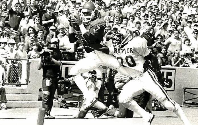 LarryInMissouri's tweet photo. Happy Birthday to the late Derrick Shepard, out of Odessa, Texas & @OU_Football 5’10 186; Wishbone QB at Odessa High School; He walked on at @OU_Football and was converted to WR as a freshman—He finished his college career with 70 receptions ( tied for second in school history) 1,090 receiving yards ( fifth in school history) and 596 punt return yards ( fourth in school history); The school’s Derrick Shepard Most Inspirational Walk-On Player of the Year is named in his honor; National Champion 1985; Undrafted 1987, 5 year @NFL career, @SuperBowl Champion; On August 4, 1999, he died from a sudden heart attack he suffered while playing racquetball; His son, @sterl_shep3 along with his brothers Darrell and Woodie, also played college football at @OU_Football ; 1-22-1964 to 8-4-1999 ( aged 35) #Boomersooner 🅾️