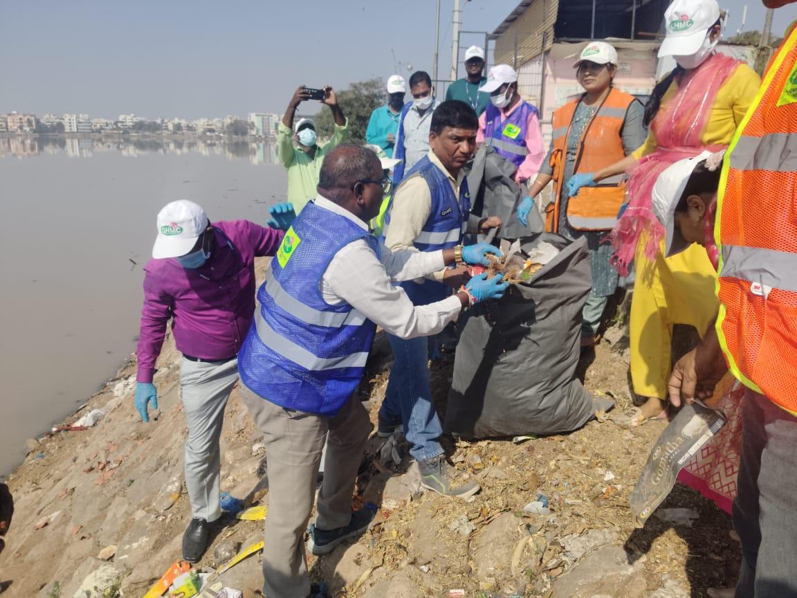 GHMC organized a Mega Cleanliness Drive at Saroornagar Lake, Hyderabad, as part of #SwachhSurvekshan. Officials from Urban Local Body &amp; SBM Team joined hands to promote visible cleanliness &amp; work towards #GarbageFreeCities. #SwachhBharatMission