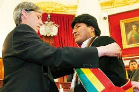 tutoquiroga's tweet photo. En #Bolivia hace casi dos décadas llegó al poder la pandilla saqueadora. 
Hoy nos someten a su vigésima y ÚLTIMA perorata.  
El #8Nov se van para siempre, termina esta larga noche, llega el cambio total y viene un amanecer eterno democrático y #Libre. https://t.co/lusWUx2D4h