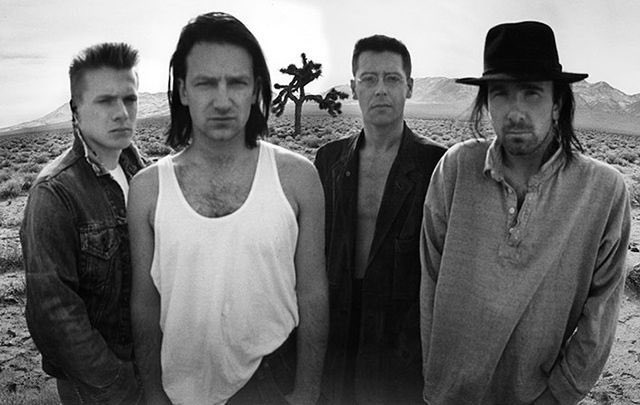 DavidBowieBot's tweet photo. 偉大なロックンロールには「おバカ要素」が必要なんだ。真面目過ぎるとU2になってしまう。デヴィッド・ボウイも、ラモーンズも、全ての偉大なロックンロールは、時々何かしらバカだった。ストゥージズは…大バカだ！

──ジム・ジャームッシュ

✳︎ジャームッシュはU2を「いいヤツら」とも述べている https://t.co/lc2yiHodro