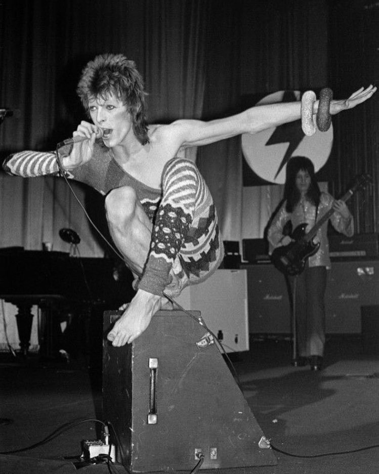 DavidBowieBot's tweet photo. 偉大なロックンロールには「おバカ要素」が必要なんだ。真面目過ぎるとU2になってしまう。デヴィッド・ボウイも、ラモーンズも、全ての偉大なロックンロールは、時々何かしらバカだった。ストゥージズは…大バカだ！

──ジム・ジャームッシュ

✳︎ジャームッシュはU2を「いいヤツら」とも述べている https://t.co/lc2yiHodro