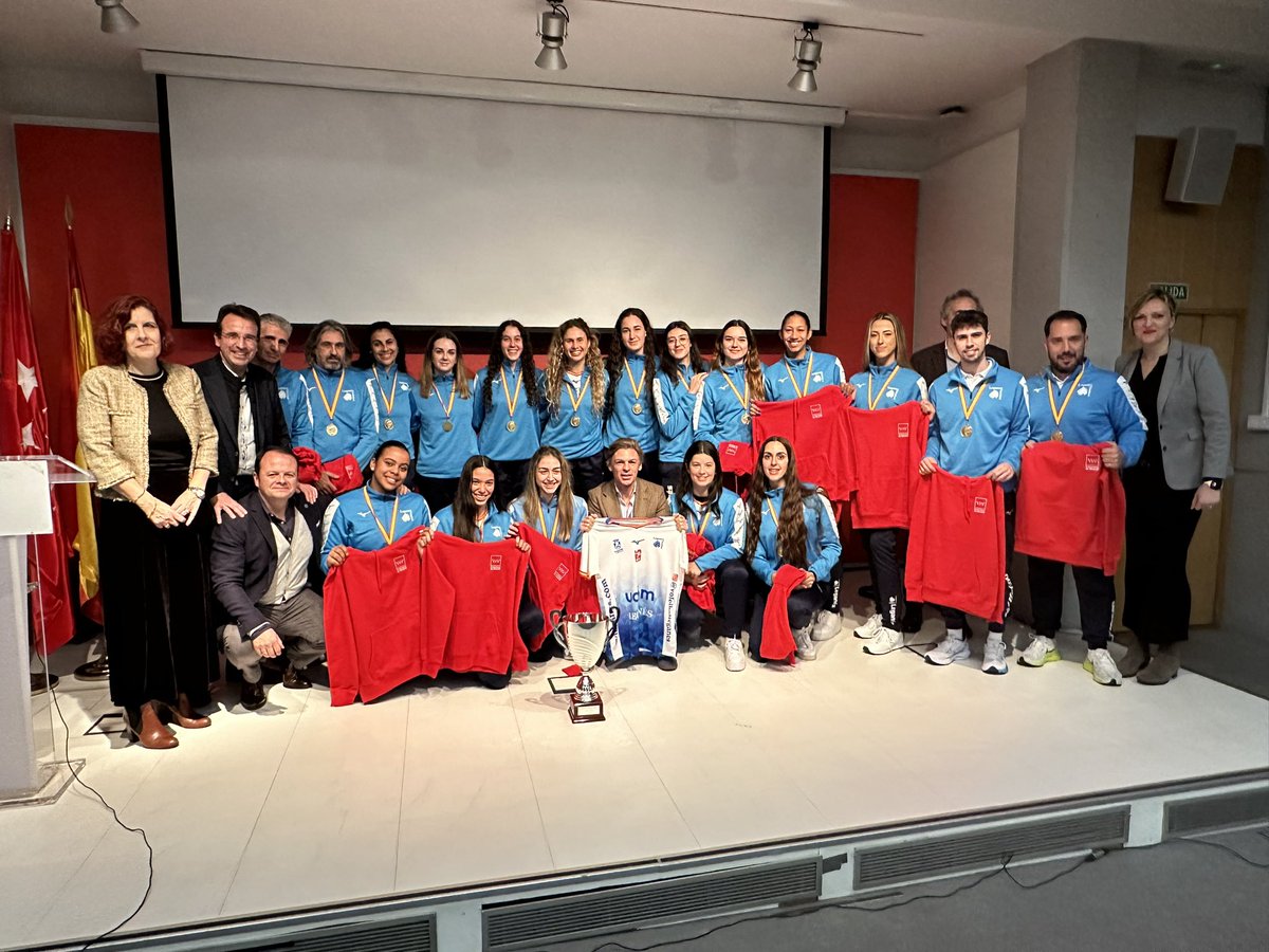 🏐🏆| La <a href="/ComunidadMadrid/">Comunidad de Madrid</a> rinde homenaje al primer equipo femenino del <a href="/VoleibolLeganes/">Club Voleibol Leganés</a> tras proclamarse campeón de la #CopaPrincesa
📌El equipo fue también recibido hace unos días por el rector de la <a href="/uc3m/">UC3M</a> 
👇
alcabodelacalle.es/deportes/la-co…