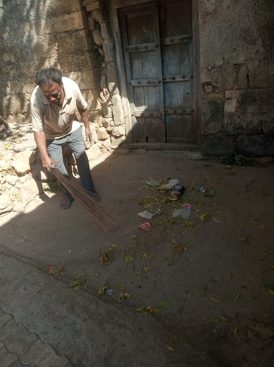 Osa82241Gram's tweet photo. આજ રોજ માંગરોળ તાલુકાના ઓસા ઘેડ ગામે માન. તાલુકા વિકાસ અધિકારી સાહેબની સૂચના મુજબ ગ્રામ પંચાયત અને તેના આજુબાજુના વિસ્તારની સાફ સફાઈ કરવામાં આવી.
@TDO_MANGROL_JND
@BlockMangrol
@mopr_goi
@DPJUNAGADH https://t.co/2xAOjWlBCy