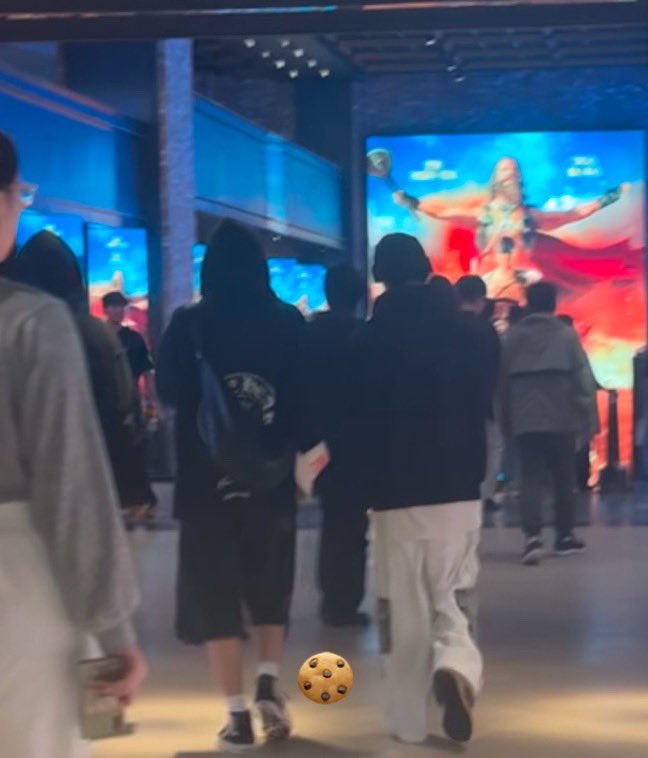 영재가 사진도 올려줫구... 시간이 마니 지나서 올려요.....
작년 어린이날에 도훈 영재 한진 셋이서 영화 봣다는 친구의 제보가 잇엇습니다
아마 범죄도시 본 것 같아요 (혹성탈출 개봉 전)
혹성탈출 앞에서 호랑이 포즈하면서 사진 찍엇다고도 얘기해줫엇는데 영재가 올려줫네요 ☺️