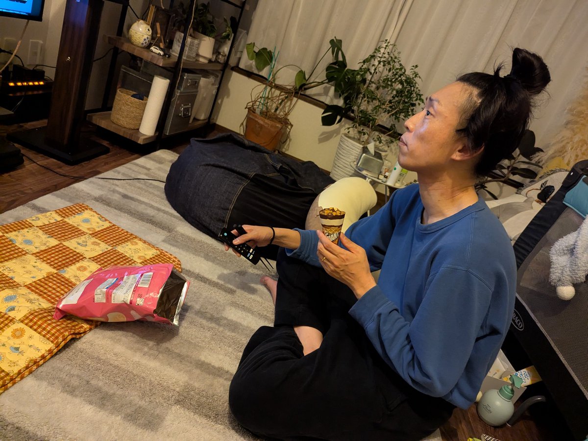 chan___bob's tweet photo. ジャイアントコーンとすっぱムーチョを交互に摂取するタケウチ。
口の中は甘いのか、酸っぱいのか、、、 https://t.co/sKrAyvCx9L