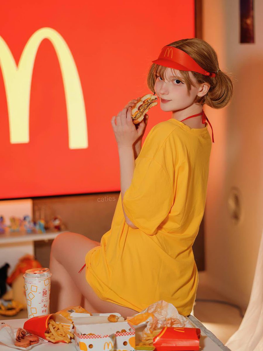 catiesanime's tweet photo. ‘yes’ if u want a free 🍔 vid (real) https://t.co/60dqmRUO5G