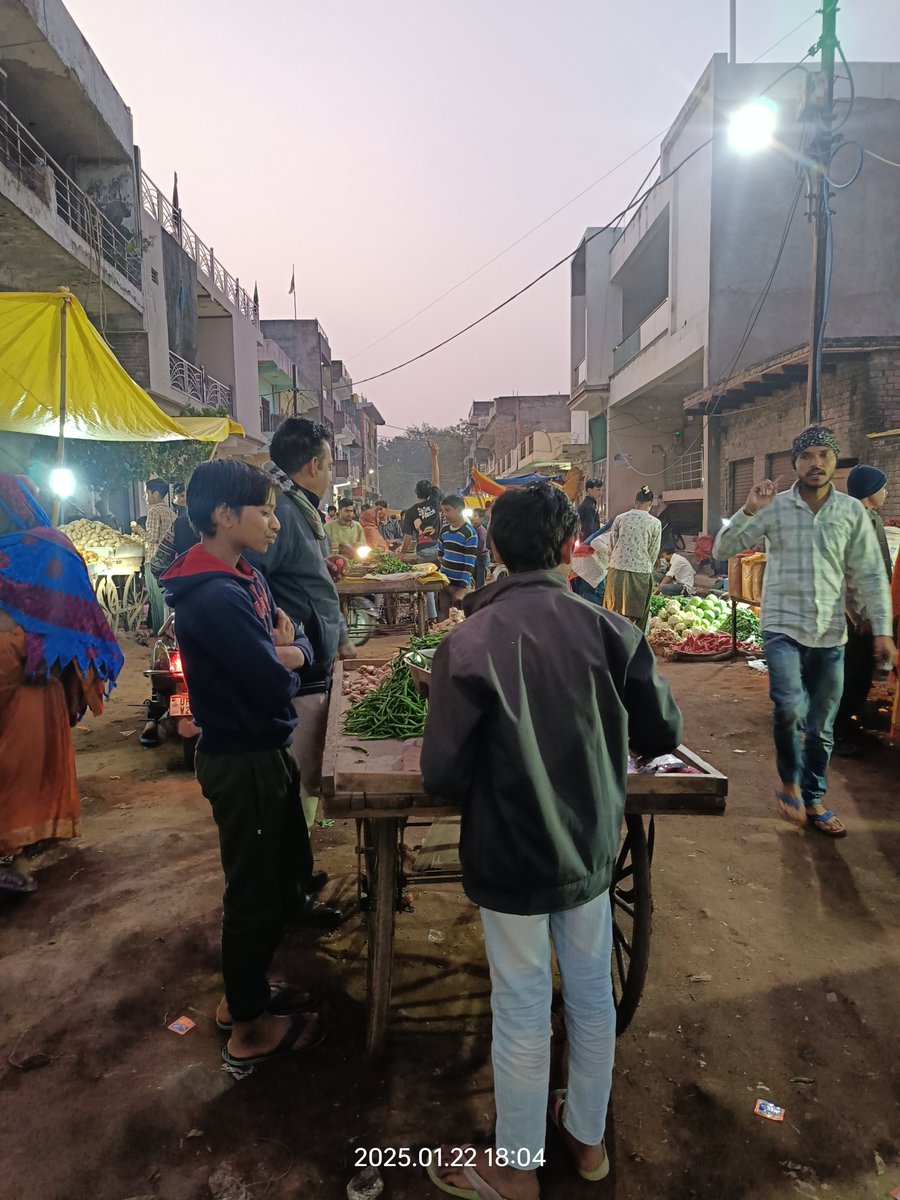 suryansh_jadaun's tweet photo. 📍 थाना ट्रांस यमुना, विकास नगर, टेढ़ी बगिया पर हाइवे से लेकर गली के अंदर तक ये लोग ठेले अपनी मनमानी से कहीं भी खड़ा कर लेते हैं, हमारी गलती ये है के हमारा घर यहां है, हम नया रास्ता कैसे बनाए?
 कृपया मदद करें @agrapolice @Agratraffic @AgraNagarNigam @thimanshut @rksagra007 https://t.co/vthbKdH68b