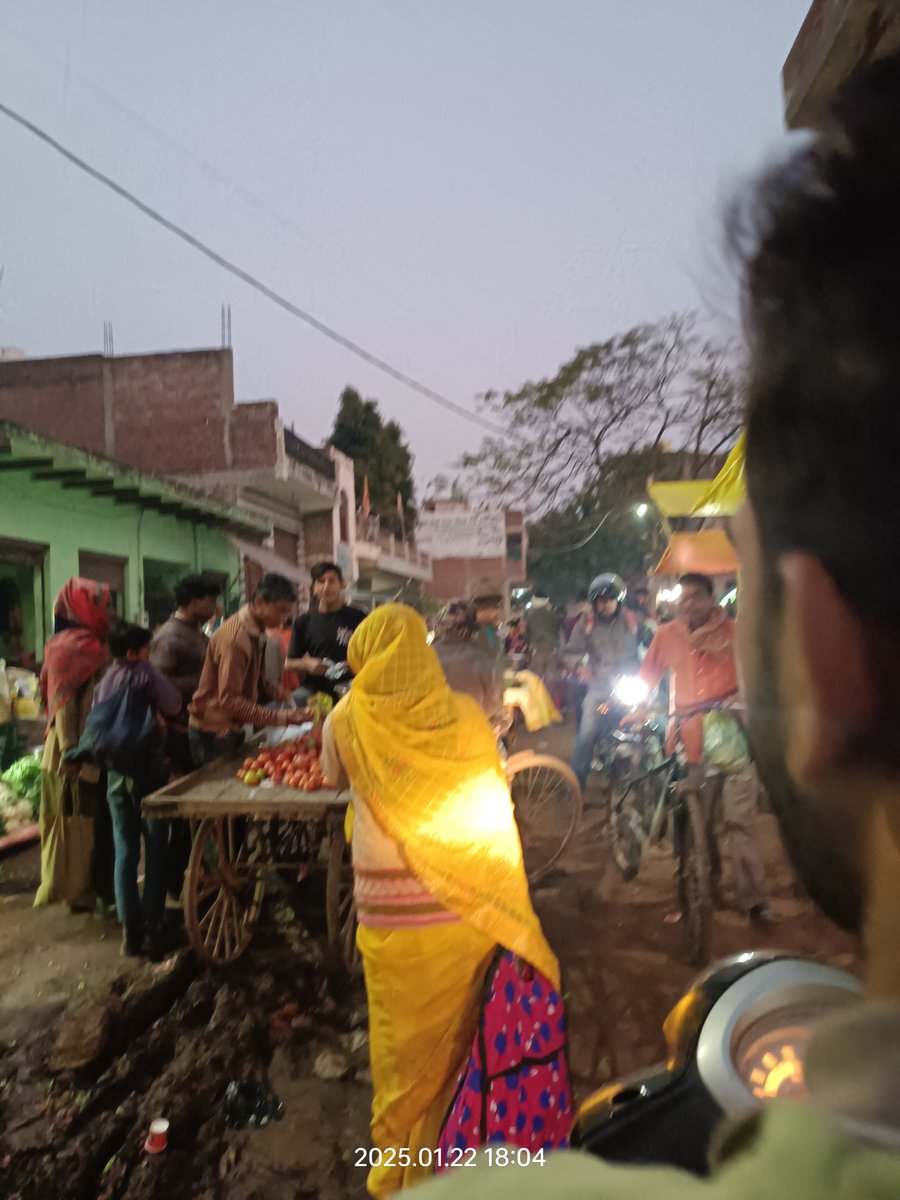 suryansh_jadaun's tweet photo. 📍 थाना ट्रांस यमुना, विकास नगर, टेढ़ी बगिया पर हाइवे से लेकर गली के अंदर तक ये लोग ठेले अपनी मनमानी से कहीं भी खड़ा कर लेते हैं, हमारी गलती ये है के हमारा घर यहां है, हम नया रास्ता कैसे बनाए?
 कृपया मदद करें @agrapolice @Agratraffic @AgraNagarNigam @thimanshut @rksagra007 https://t.co/vthbKdH68b