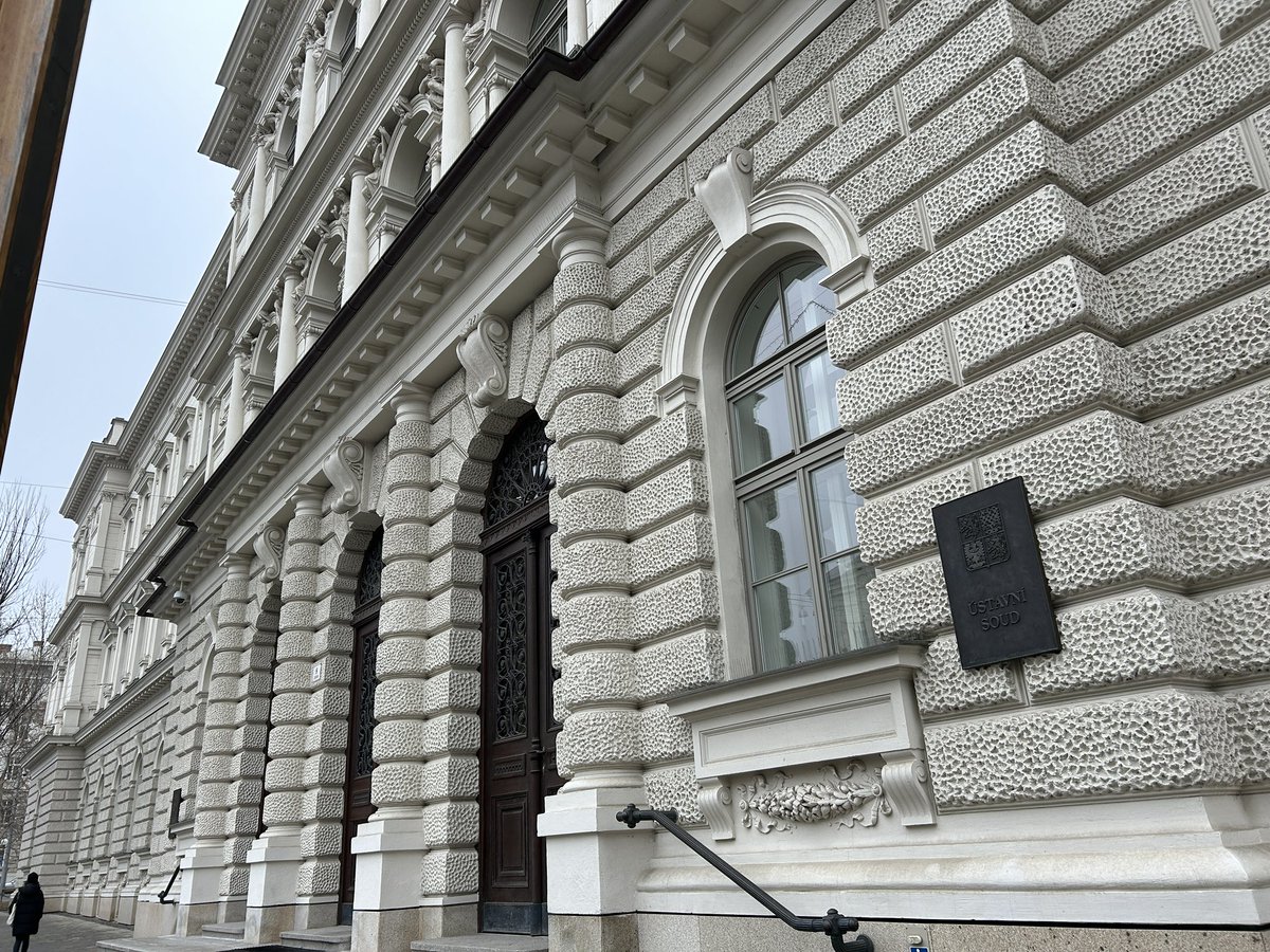 “Žádná lež není dost malá, aby nezasloužila alespoň omluvu.” Firmy a spolky se mohou stejně jako fyzické osoby domáhat zadostiučinění za zásah do dobré pověsti. Rozhodl o tom dnes Ústavní soud, který se postavil proti interpretaci občanského zákoníku Nejvyšším soudem.