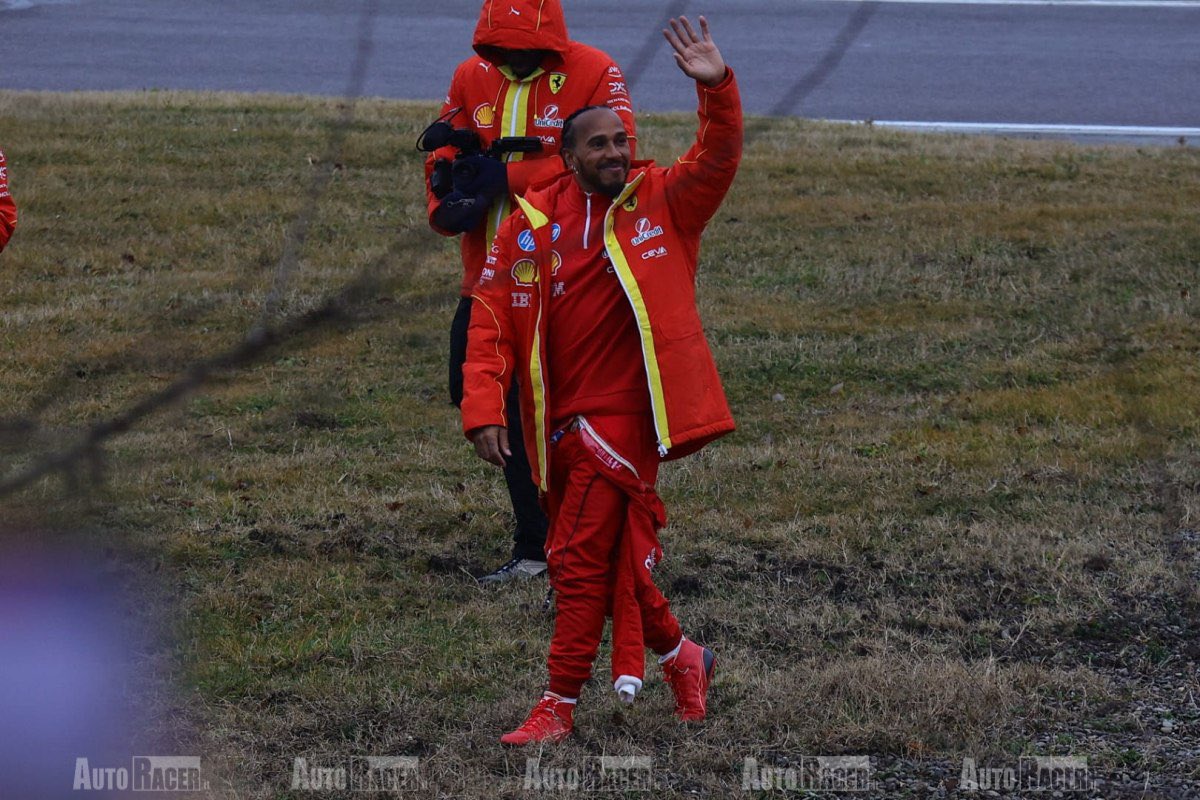 chacho_lml's tweet photo. Lewis Hamilton, primer contacto con Ferrari en Fiorano. Cientos de tifossi hicieron fila para verlo. https://t.co/SV4Y7pR2Z1