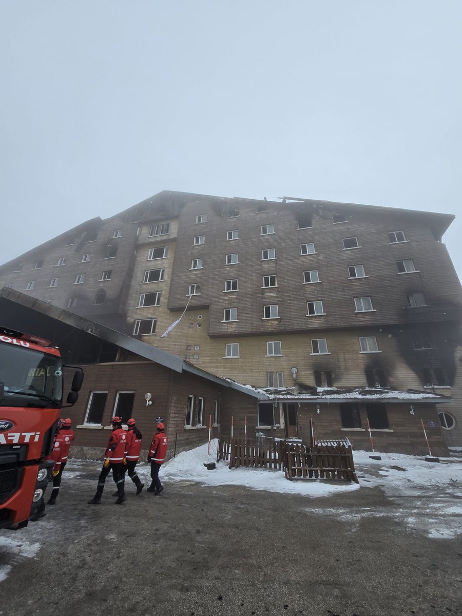 mebakub's tweet photo. AFAD'dan gelen çağrı üzerine Bolu MEB AKUB, Bolu ili Kartalkaya Kayak Merkezi'nde bulunan otelde meydana gelen yangın'da arama kurtarma çalışmalarına katıldı. 
Milletimizin başı sağolsun.

@tcmeb @Yusuf__Tekin @meb_dhgm
@omurfatih @mebisgb
@ozkan_meb @MetinTayarer https://t.co/jYtSaAG8lA