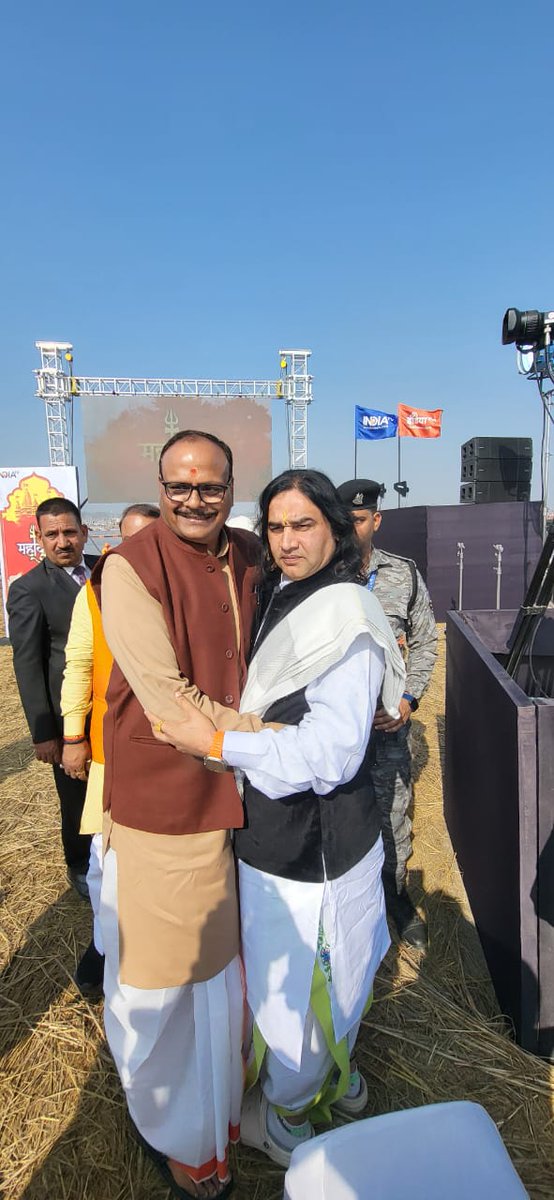 आज तीर्थराज प्रयागराज में महाकुंभ के पावन पर्व पर उत्तर प्रदेश सरकार के उपमुख्यमंत्री, श्री <a href="/brajeshpathakup/">Brajesh Pathak</a> जी से भेंट हुई। उनसे मिलकर अत्यधिक प्रसन्नता हुई।

#AllEyesOnSanatanBoard #SanatanDharamSansad #27JanuarySanatanDharamSansad
#27JanuaryChaloKumbh #KumbhOfTogetherness