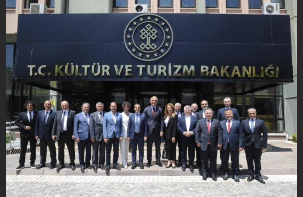 DvRm_MKA's tweet photo. 76 kişinin yanarak can verdiği Grand Kartal otelinin sahibi Halit Ergül’ün Fotoğraf albümü..

Neden mi yayın yasağı?
İşte bundan! https://t.co/blGap2ncPV