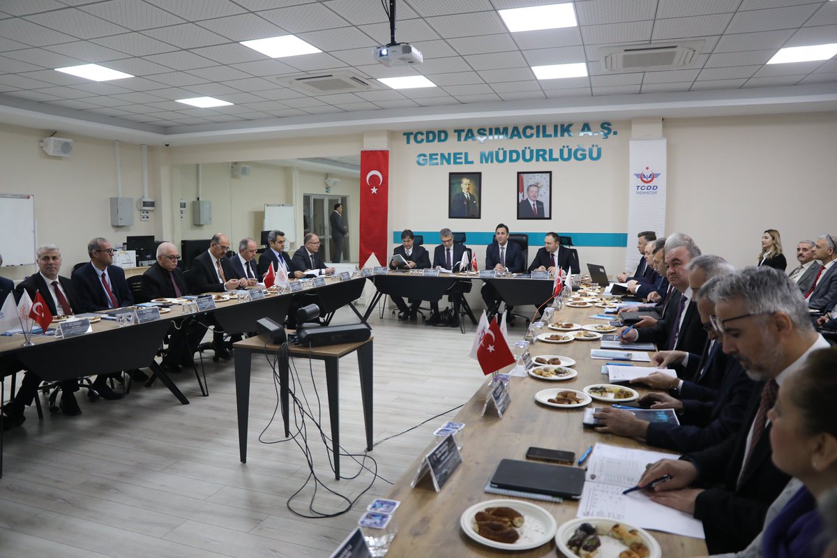 uyalcin_'s tweet photo. İnsan Kaynakları ve Eğitim Dairesi Başkanlığımızın koordine ettiği VIII. Eğitim Kurulu Toplantısı’nı ilgili daire başkanlarımızın katılımıyla Marşandiz Yerleşkesi’nde gerçekleştirdik.   

2024 yılı eğitim programının verileri ışığında, elde ettiğimiz başarıları ve gerçekleştirilecek iyileştirmeleri istişare ettik, 2025 yılı eğitim programının yol haritasını bu vizyonla oluşturduk.             

Eğitim stratejimizi; seyrüsefer güvenliği, verimlilik, müşteri ve yolcu memnuniyeti unsurları ile ekibimizin motivasyonu ve gelişimlerinde yakalamak istediğimiz hedefler doğrultusunda belirledik.                           
 
Kurumumuzun gücünü sahip olduğumuz altyapıları geliştiren ve işleten insan kaynağımızın kalitesinden alıyor, ekip arkadaşlarımızın gelişimini eğitimlerimizle destekliyoruz.          

#TürkiyeHızlanıyor 🇹🇷
