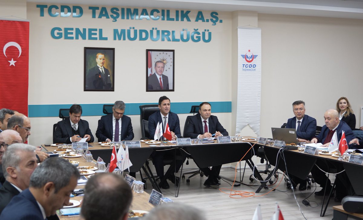 uyalcin_'s tweet photo. İnsan Kaynakları ve Eğitim Dairesi Başkanlığımızın koordine ettiği VIII. Eğitim Kurulu Toplantısı’nı ilgili daire başkanlarımızın katılımıyla Marşandiz Yerleşkesi’nde gerçekleştirdik.   

2024 yılı eğitim programının verileri ışığında, elde ettiğimiz başarıları ve gerçekleştirilecek iyileştirmeleri istişare ettik, 2025 yılı eğitim programının yol haritasını bu vizyonla oluşturduk.             

Eğitim stratejimizi; seyrüsefer güvenliği, verimlilik, müşteri ve yolcu memnuniyeti unsurları ile ekibimizin motivasyonu ve gelişimlerinde yakalamak istediğimiz hedefler doğrultusunda belirledik.                           
 
Kurumumuzun gücünü sahip olduğumuz altyapıları geliştiren ve işleten insan kaynağımızın kalitesinden alıyor, ekip arkadaşlarımızın gelişimini eğitimlerimizle destekliyoruz.          

#TürkiyeHızlanıyor 🇹🇷