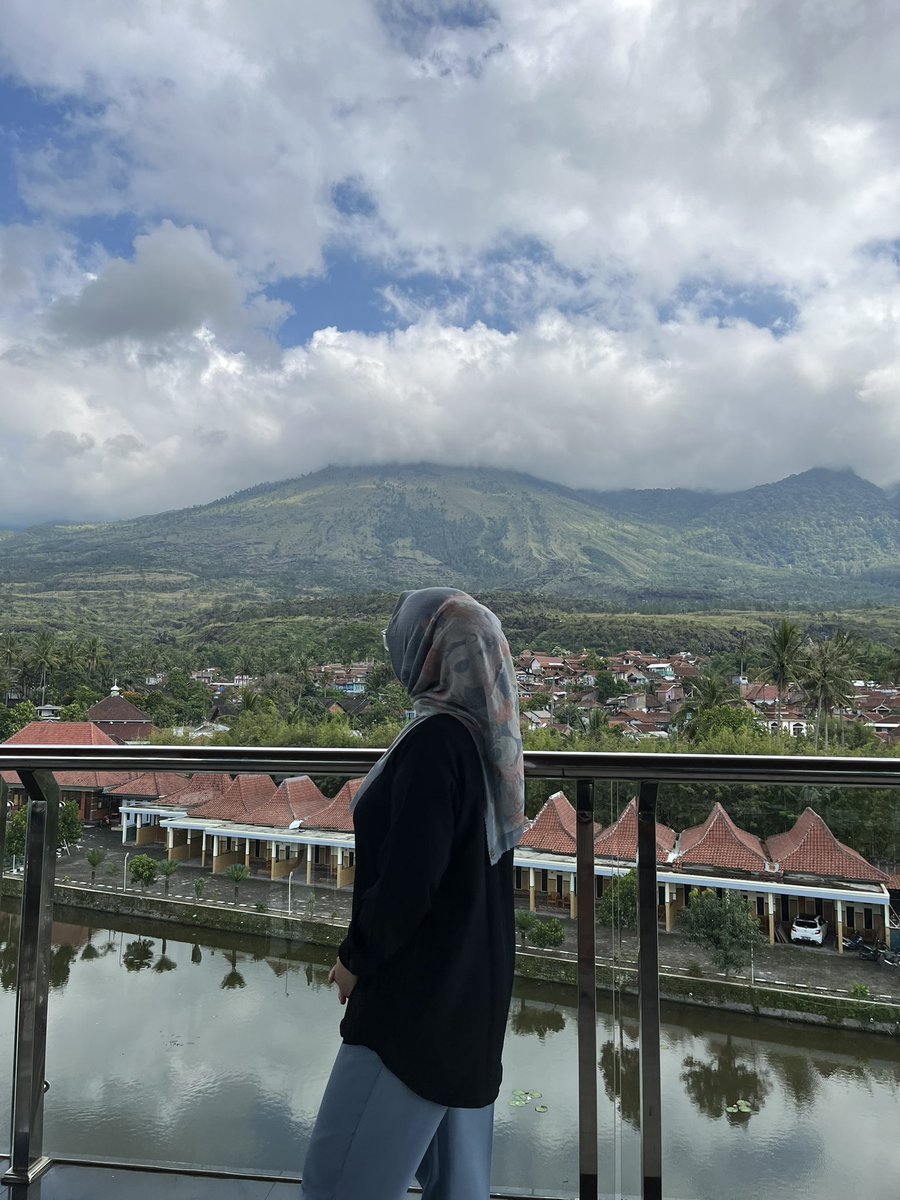 sembiaa's tweet photo. @ilhamsAkbar @Widino nginep mah udah cahaya villa aja yg suite room biar lega, bisa berendam jg dalem kamar. atau sabda alam bagus tuh view nya tp blm pernah coba sih mahal haha

kalo renang mah bisa di mana aja di cipanas itu ngariung kolam renang https://t.co/fY5F4iTHh7