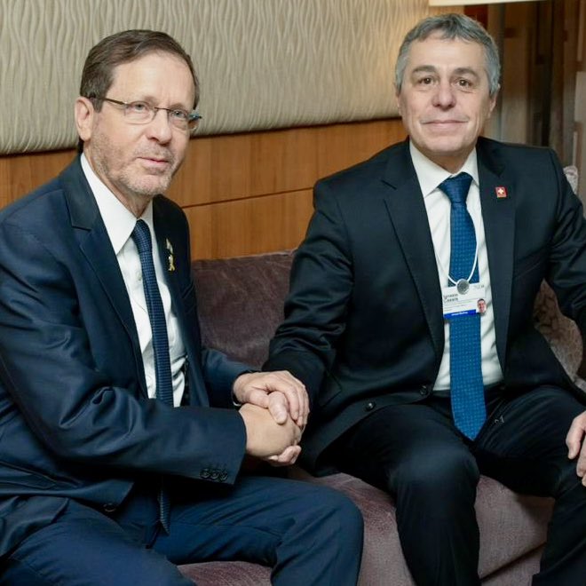 Pleasure to meet 🇮🇱 President <a href="/Isaac_Herzog/">יצחק הרצוג Isaac Herzog</a> at #WEF. 

I expressed my deep relief over the #ceasefire in #Gaza and the first releases of hostages – a crucial first step towards #hope.

I also highlighted the necessity to implement all phases of the agreement to prepare for the