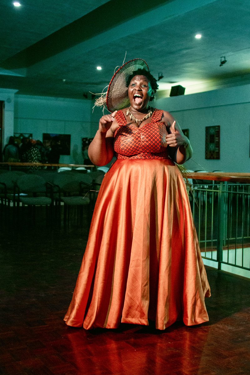 BYOgallery's tweet photo. APPRECIATION POST of our amazing MC @sithandazile_dube_ for hosting such a beautiful night and doing it with such grace.
We appreciate you! 🙏🏾🙏🏾🙏🏾

📸: @earlyentertnmnt 

#MatoboGoesFashion #CulturalHeritage #ArtExhibition #CulturalPreservation https://t.co/U3tZHcYrxD