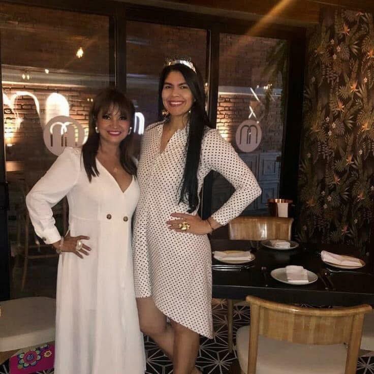 belindagarciaj's tweet photo. HOY está CUMPLEAÑOS nuestra querida amiga @SplataSandra una mujer maravillosa, fuera de serie que nos llena de orgullo colombiano 🇨🇴 Deseándole de corazón un nuevo año de VIDA lleno de salud y muchos éxitos! FELICITACIONES SANDRITA🌹Un abrazo gigante desde la distancia! Pronto celebraremos!