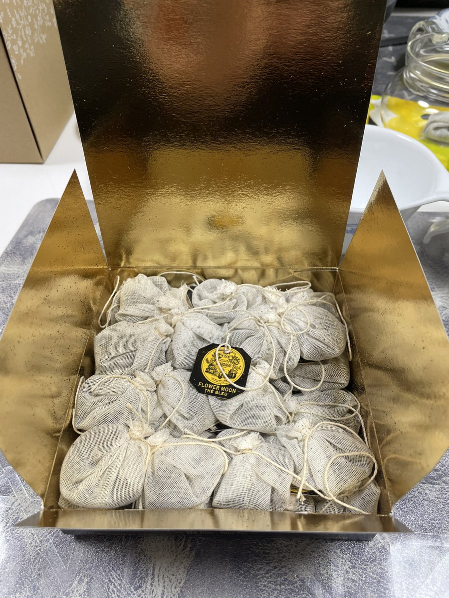 誕生日なので6000円近くするマリージュフレールの紅茶買ってきたのだ
ブルーでオシャレで香りが良い 