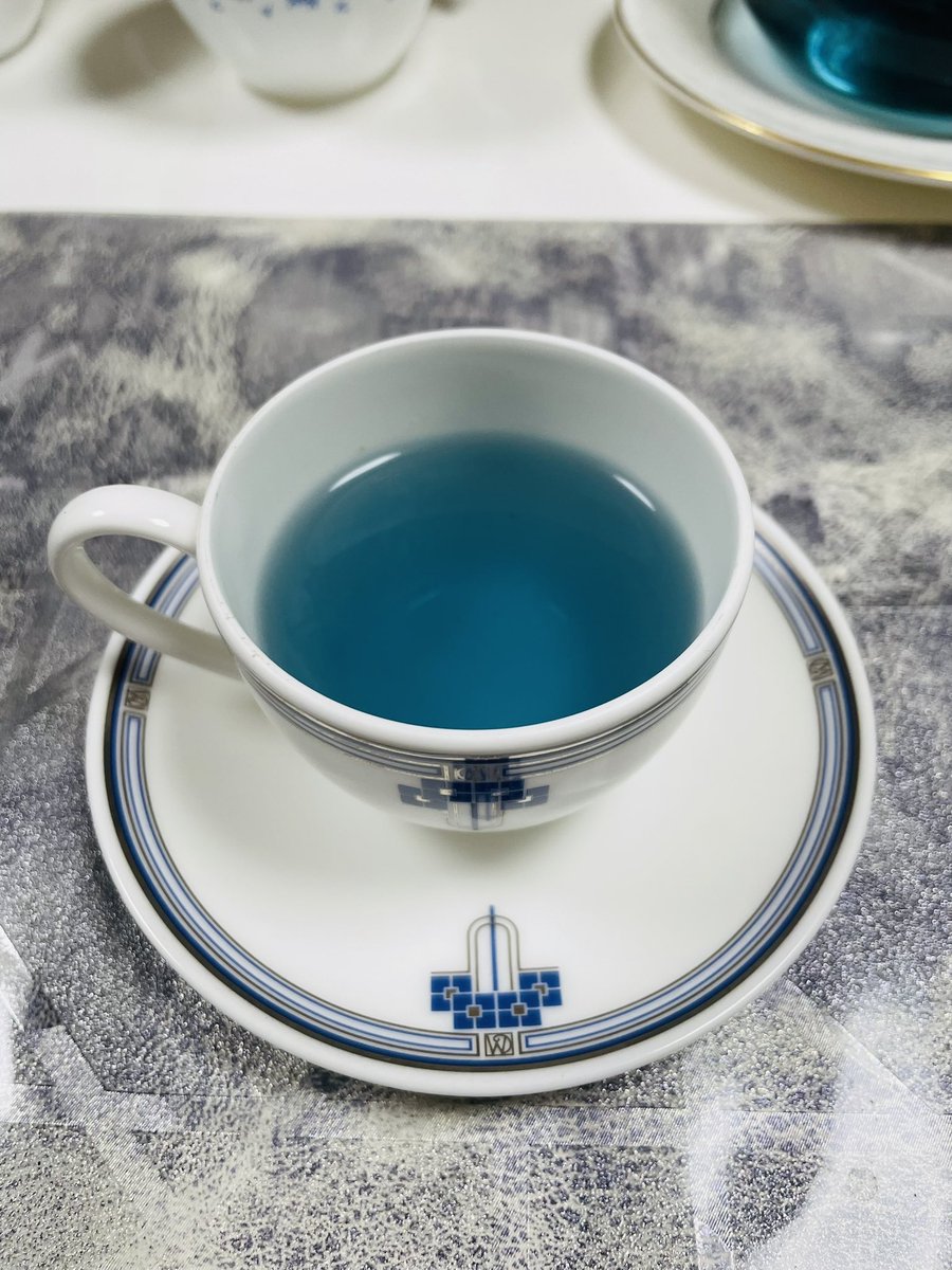 誕生日なので6000円近くするマリージュフレールの紅茶買ってきたのだ
ブルーでオシャレで香りが良い 