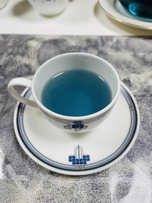 誕生日なので6000円近くするマリージュフレールの紅茶買ってきたのだ ブルーでオシャレで香りが良い