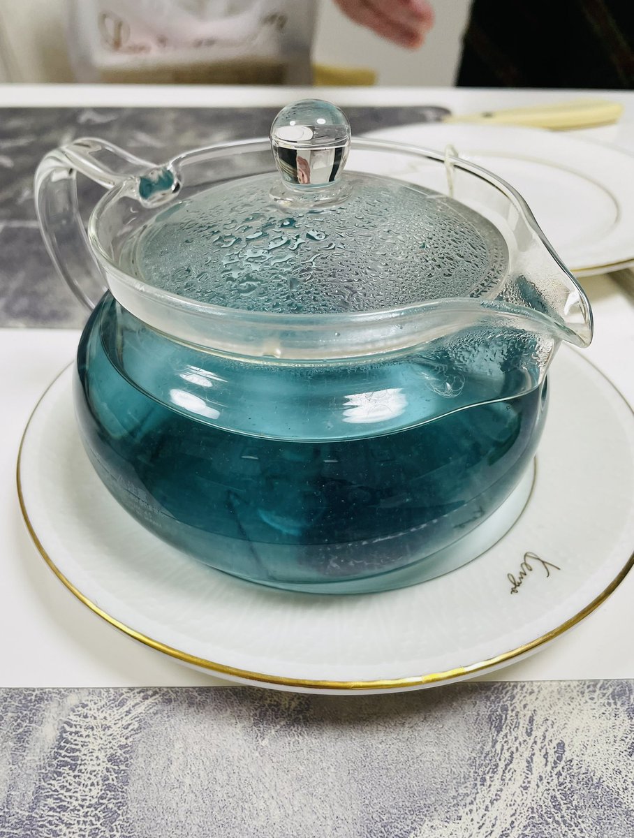 誕生日なので6000円近くするマリージュフレールの紅茶買ってきたのだ
ブルーでオシャレで香りが良い 