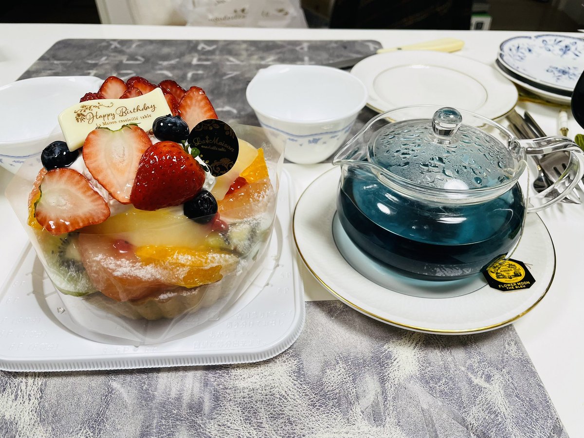 誕生日なので6000円近くするマリージュフレールの紅茶買ってきたのだ
ブルーでオシャレで香りが良い 