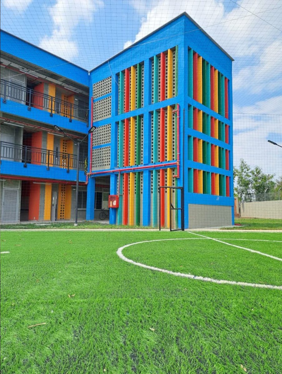 Este 27 de enero se entregará la institución educativa Villa del Sur, reconstruida con inversión del 70% por parte del gobierno nacional y la <a href="/AlcaldiadeCali/">Alcaldía de Cali</a> el 30%, sin embargo, alcalde <a href="/AlejoEder/">Alejandro Eder</a> y la Secretaría de @Educación_Cali presuntamente pretenden entregar la obra  de