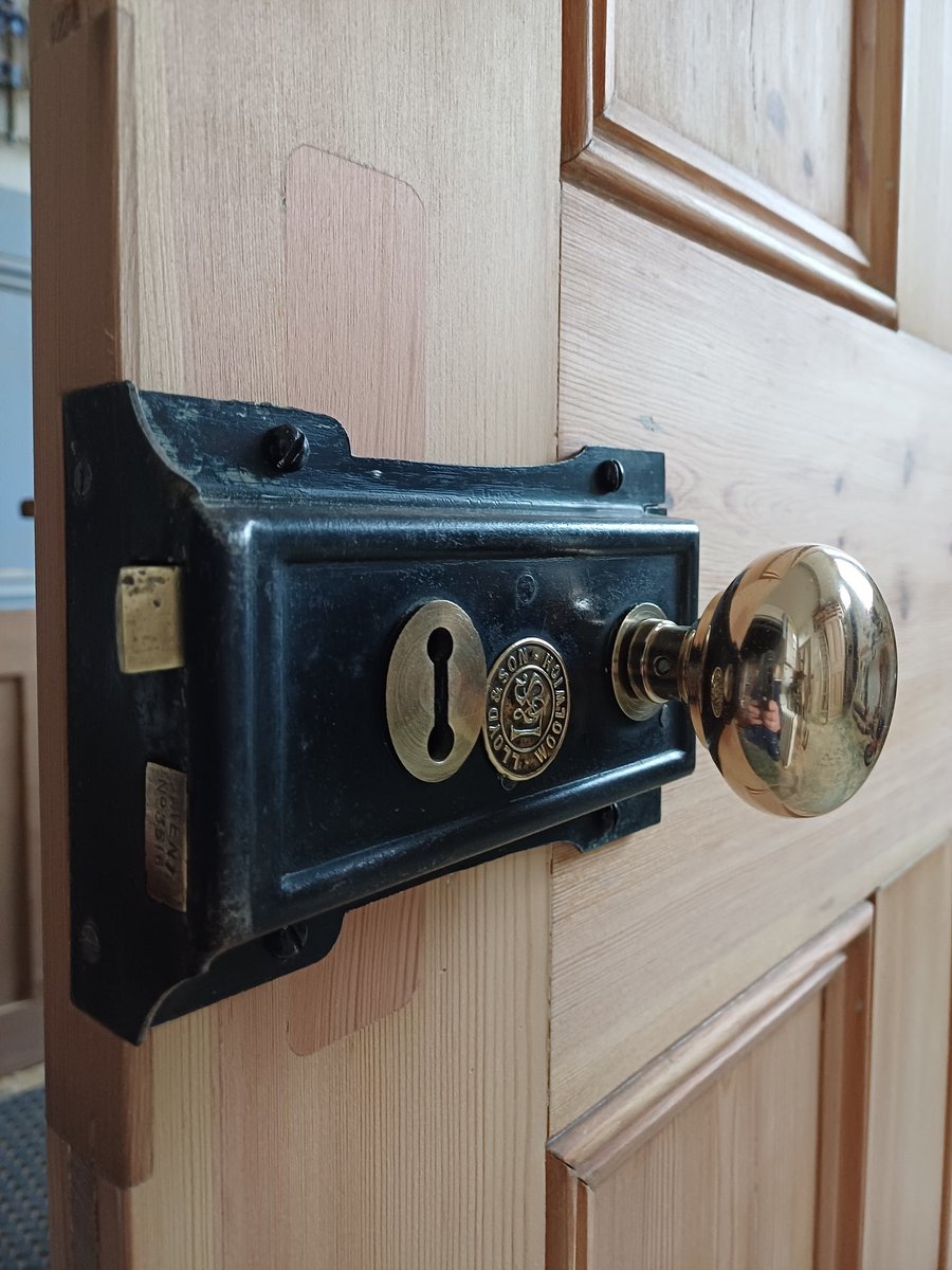 TheDoorRestorer's tweet photo. A before and after.
Going back to the original set up of rimlock and knobs, after a previous 'modernisation'.
Putting back the character in a period home. 
Repair Restore Re-use Recycle ♻️
#TheDoorRestorer https://t.co/fBtRkFdhyc