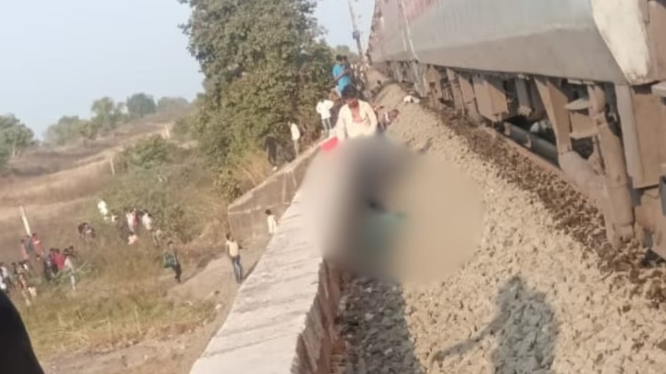 Aman14038377's tweet image. रेल मंत्री इसे भी छोटी घटना बता देंगे 

पुष्पक एक्सप्रेस में आग की अफवाह की खबर से दूसरी ट्रेन कर्नाटक एक्सप्रेस की चपेट में आने से 8 लोगों के मौत की खबर .

#pushpakexpress #jalgaon #karnatakaexpress 
#trainaccident