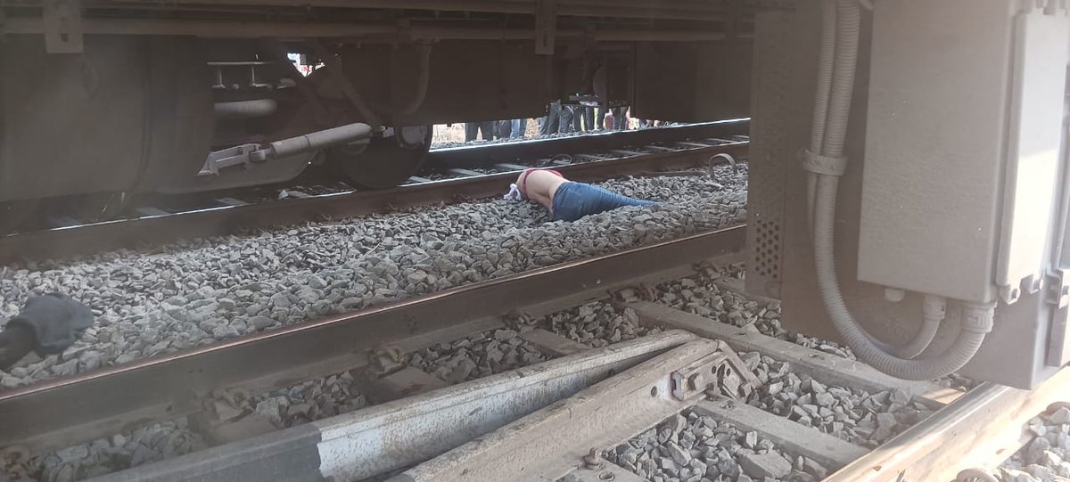 Aman14038377's tweet image. रेल मंत्री इसे भी छोटी घटना बता देंगे 

पुष्पक एक्सप्रेस में आग की अफवाह की खबर से दूसरी ट्रेन कर्नाटक एक्सप्रेस की चपेट में आने से 8 लोगों के मौत की खबर .

#pushpakexpress #jalgaon #karnatakaexpress 
#trainaccident