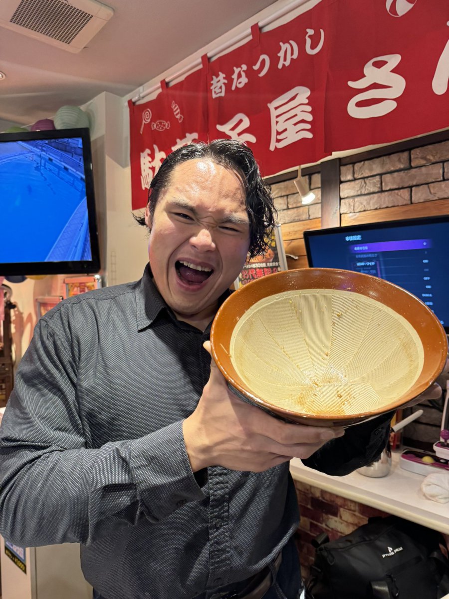 masunoyama_1101's tweet photo. 本日のチートデイは

カラオケパセラ昭和通り館でラーメンパ郎の総重量3kgチャレンジメニューに挑戦させて頂きました😊

@ramen_paro 

とても美味しくあっという間に完食完飲！
制限時間30分で記録は12分48秒👍

ごちそうさまでした😋

#元力士 #ラーメンパ郎 #パ郎 #パセラ https://t.co/VxAXYBmGI8