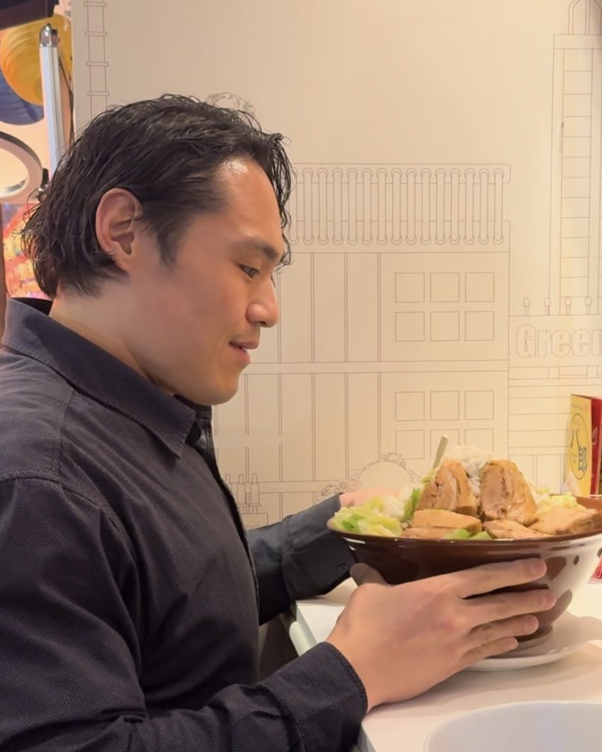 masunoyama_1101's tweet photo. 本日のチートデイは

カラオケパセラ昭和通り館でラーメンパ郎の総重量3kgチャレンジメニューに挑戦させて頂きました😊

@ramen_paro 

とても美味しくあっという間に完食完飲！
制限時間30分で記録は12分48秒👍

ごちそうさまでした😋

#元力士 #ラーメンパ郎 #パ郎 #パセラ https://t.co/VxAXYBmGI8