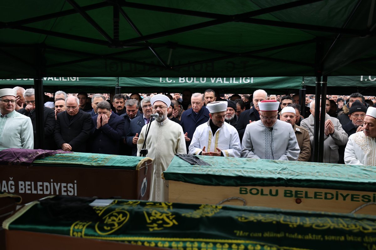 Akparti's tweet photo. Cumhurbaşkanımız Recep Tayyip Erdoğan, Kartalkaya Kayak Merkezi'ndeki bir otelde çıkan yangında hayatını kaybeden vatandaşların Bolu'daki cenaze namazına katıldı. https://t.co/cvxjbqsPvL