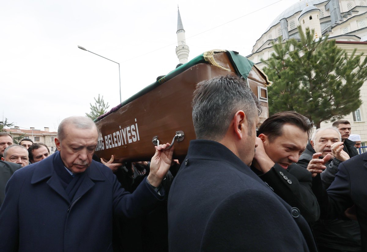 Akparti's tweet photo. Cumhurbaşkanımız Recep Tayyip Erdoğan, Kartalkaya Kayak Merkezi'ndeki bir otelde çıkan yangında hayatını kaybeden vatandaşların Bolu'daki cenaze namazına katıldı. https://t.co/cvxjbqsPvL