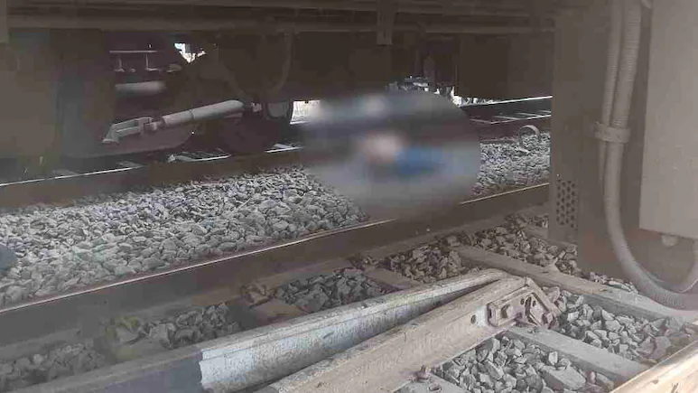 AnshRajShankar's tweet image. "महाराष्ट्र में भयानक ट्रेन हादसा! लखनऊ से जा रही पुष्पक ट्रेन में आग की अफवाह से अफरा-तफरी मची, कई यात्री ट्रेन से कूदे और बगल से गुजर रही दूसरी ट्रेन ने कुचल दिया। 
#MaharashtraTrainAccident #PushpakTrain