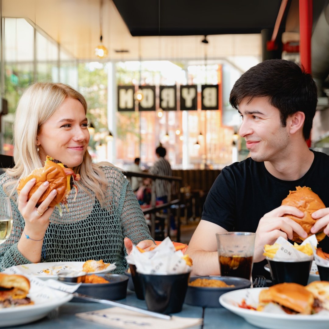 ByronBurgersUK's tweet photo. Happy Refreshers! We're so glad to have our students back - smash your goals and fuel up for the year ahead with 25% off food at Byron when you join the Byron Club. Sign up link in bio🍔✨
#refreshers #liverpoolstudents #yorkstudents #cambridgestudents #londonstudents #students https://t.co/CggRPvvZhS