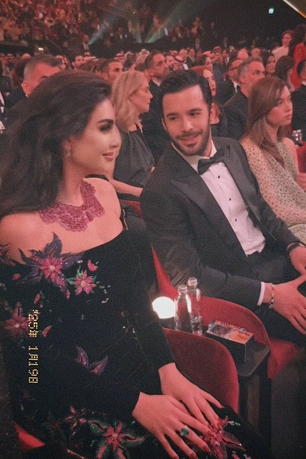 aalOq4Oh9JxfF6X's tweet photo. قاعدة على شمالي وانا مش على بالي 
والي على يميني مش شايفة غيرها عيني 😂
باريش بعد جوي اوورد مش قادر يعيش 😂😂😂😂😂😂😂 #Barış Arduç 
#ياسمين_صبري https://t.co/y5VG2GPbea