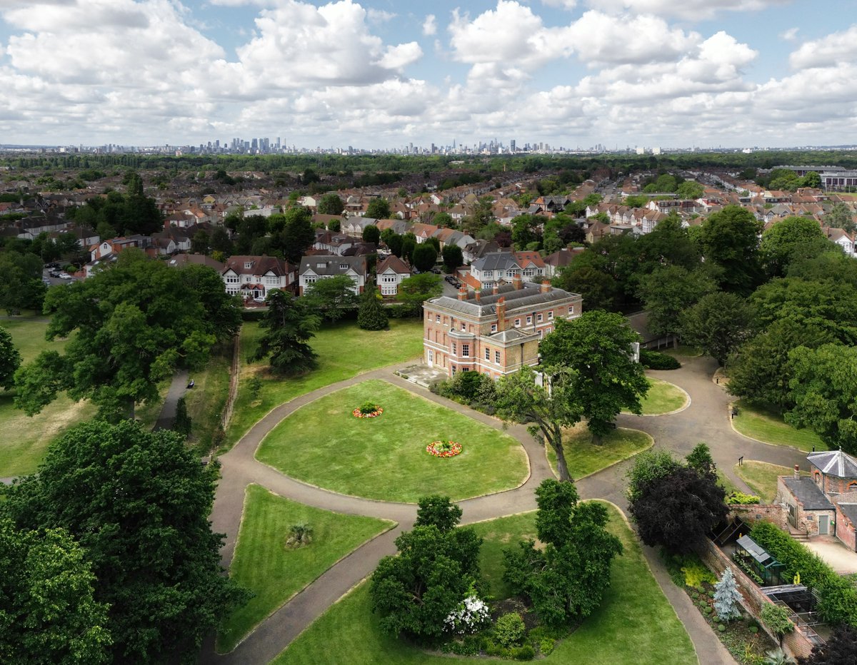 ValMansion's tweet image. Georgian architecture, period rooms, Victorian kitchen, historic gardens, acres of parkland, just 10 miles from London, easy to reach by road &amp;amp; tube, on-site parking...just some of the things that make Valentines Mansion a great location #filminglocation vrcl.uk/3RNzyeC