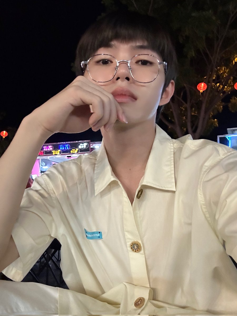 Junliu_TH's tweet photo. 25.01.22 📷 | Weibo Post ✧*:・
ข้อเสียของการที่ผมยาวเร็ว ก็คือถ้าผมไม่ยาวเกินไปก็จะสั้นเกินไปทุกทีเลย 🤷
📎: https://t.co/2enfPgDXVQ
#LiuJun #JunLiu #หลิวจวิ้น #刘隽 https://t.co/NOYWYZBbeT