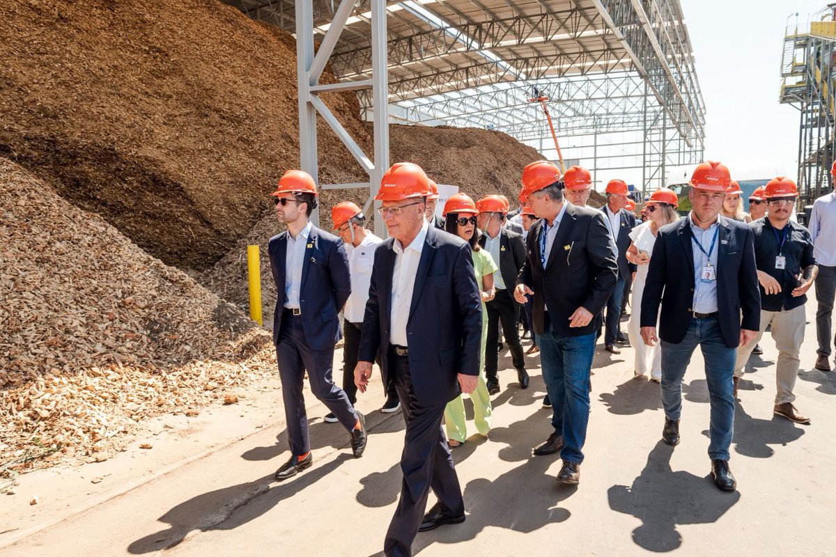 A mobilização em torno do desenvolvimento e da sustentabilidade financeira do Rio
Grande do Sul não para e tem se demonstrado, cada vez mais, um esforço coletivo. 

Na última sexta-feira (17), foram anunciados importantes investimentos federais na indústria química. Serão R$ 375